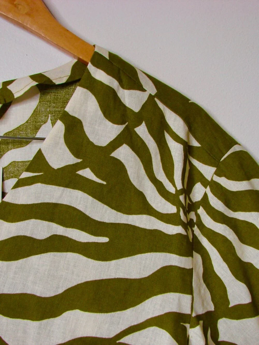 H&M Linen Blend Green White Tie Front Blouse Tropical Summer NEW NWT Large - Picture 6 of 13